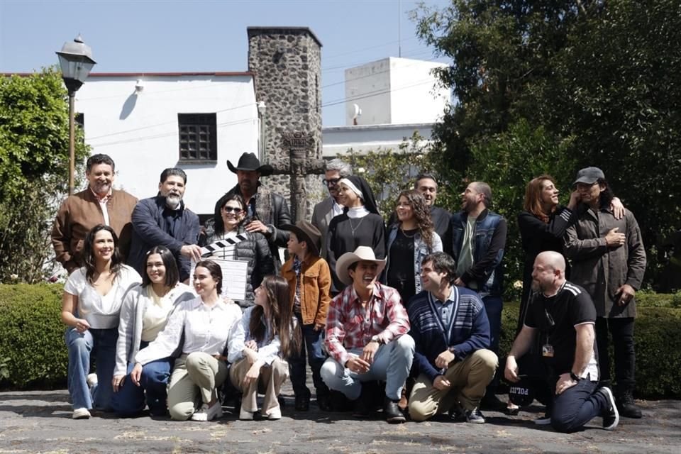 África Zavala y Gabriel Soto iniciaron grabaciones de 'Monteverde', adaptación de 'Isla Paraíso', con un elenco destacado y 85 capítulos.