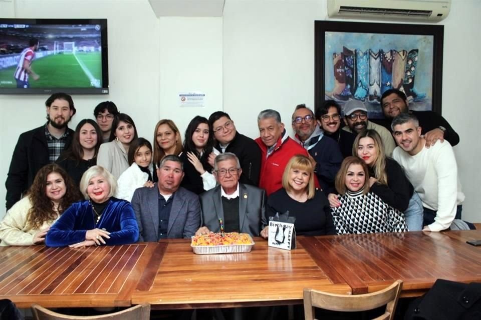 José Eleuterio Martínez Escobedo y Eliud Martínez Gómez celebran sus respectivos cumpleaños con una comida en familia.