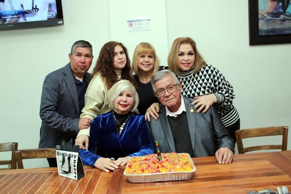 Eliud Martínez Gómez, Jocabed Martínez Gómez, Yazmín Martínez Gómez, Cele Martínez Gómez, Graciela Gómez Fuentes y José Eleuteria Martínez Escobedo