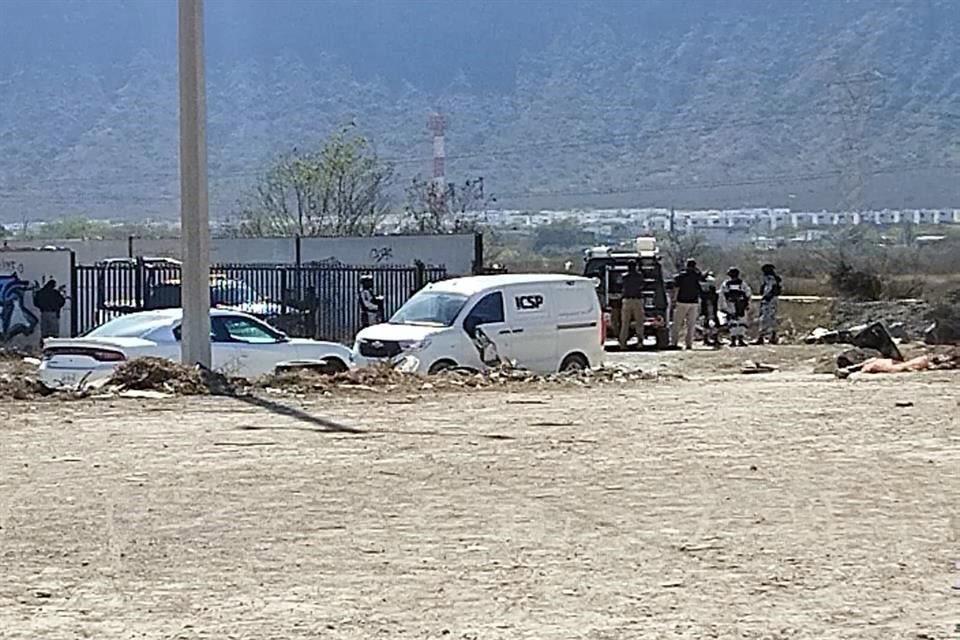 El reporte sobre el hallazgo se dio a la central de emergencias 911 poco después del mediodía, en el terreno ubicado al final de la calle Cerro del Fraile, en la Colonia Armando Fernández Garza.