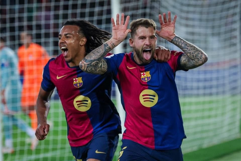 Íñigo Martínez (der.) celebra su gol ante el Atlético.