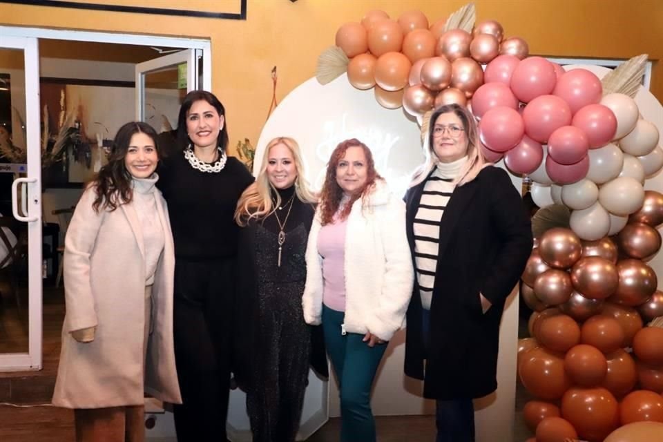 Sara Coronado, Alejandra Rolz, Alejandra Soto, Adriana Castillo y Ofelia Martínez