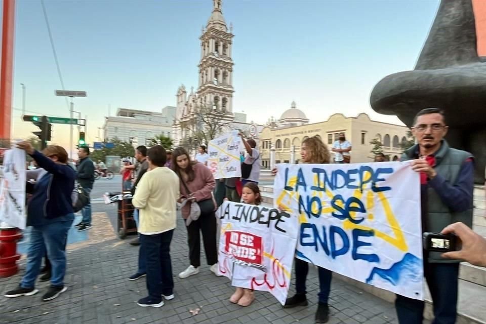 Cerca de 40 personas comenzaron a manifestarse en contra del proyecto, alzando sus mantas en la calle Zuazua, frente al Museo MARCO, cuando el semáforo se pone en rojo.