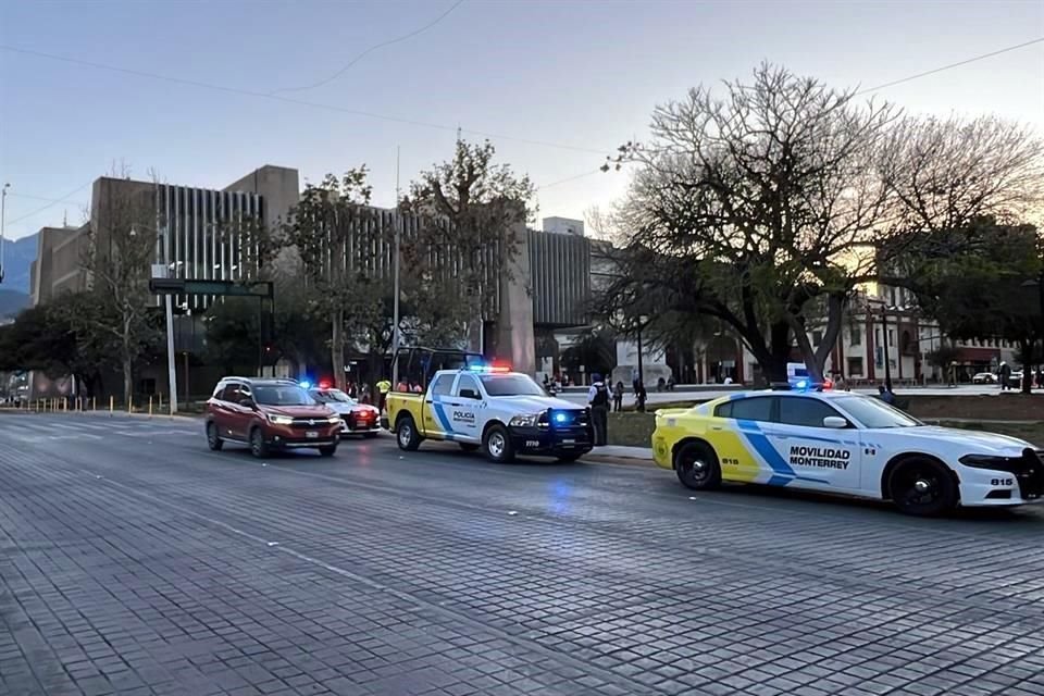 En el cruce de Padre Jardón y Zuazua ya se han desplegado algunos agentes de tránsito y policías municipales.