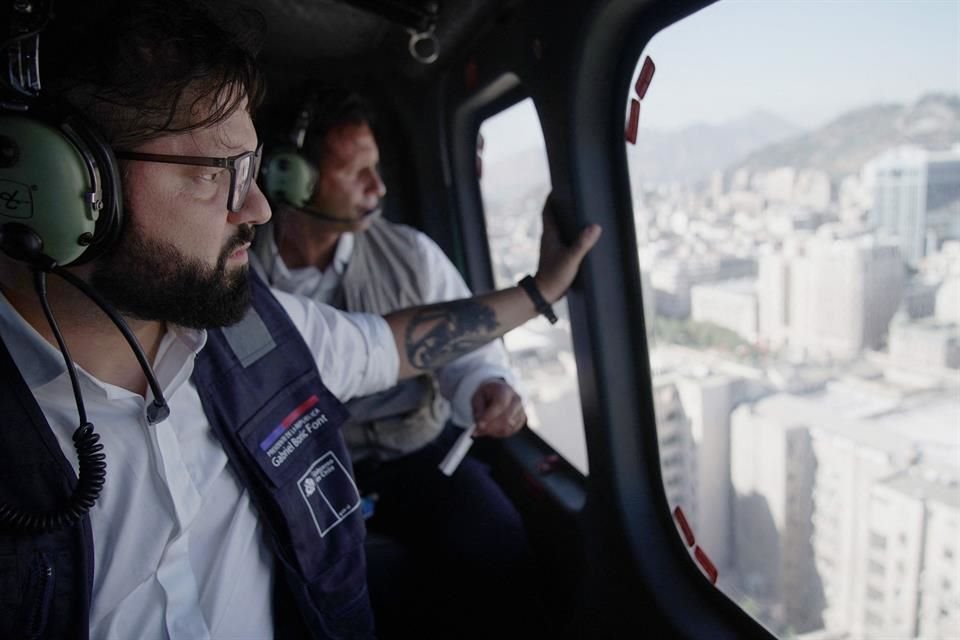 El Presidente Gabriel Boric sobrevuela Santiago de Chile en helicóptero durante un apagón masivo.