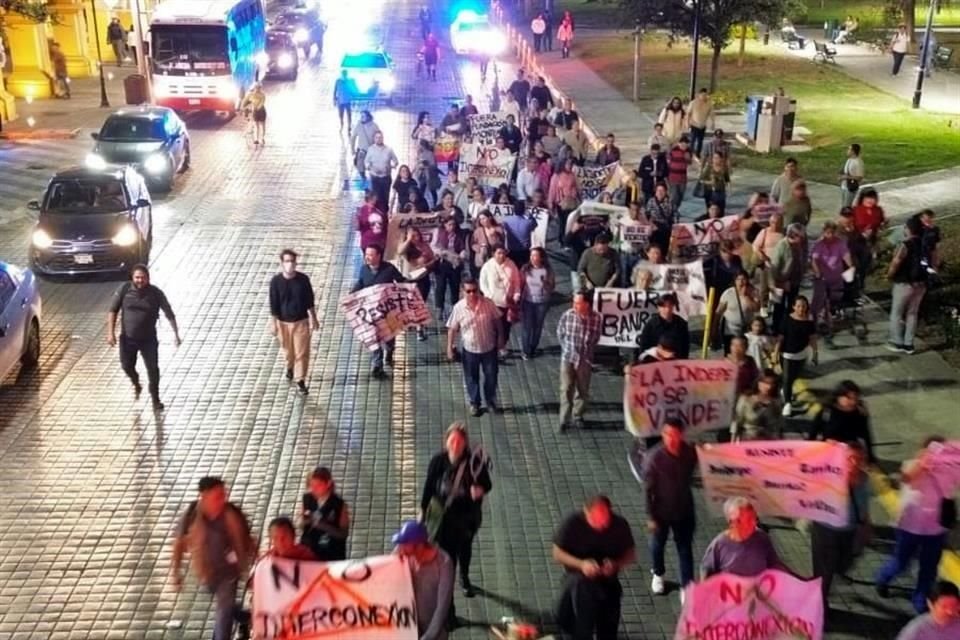 A las 19:10 horas se plantaron sobre el cruce de Zaragoza y Ocampo, bloqueando el tráfico en ambas direcciones.