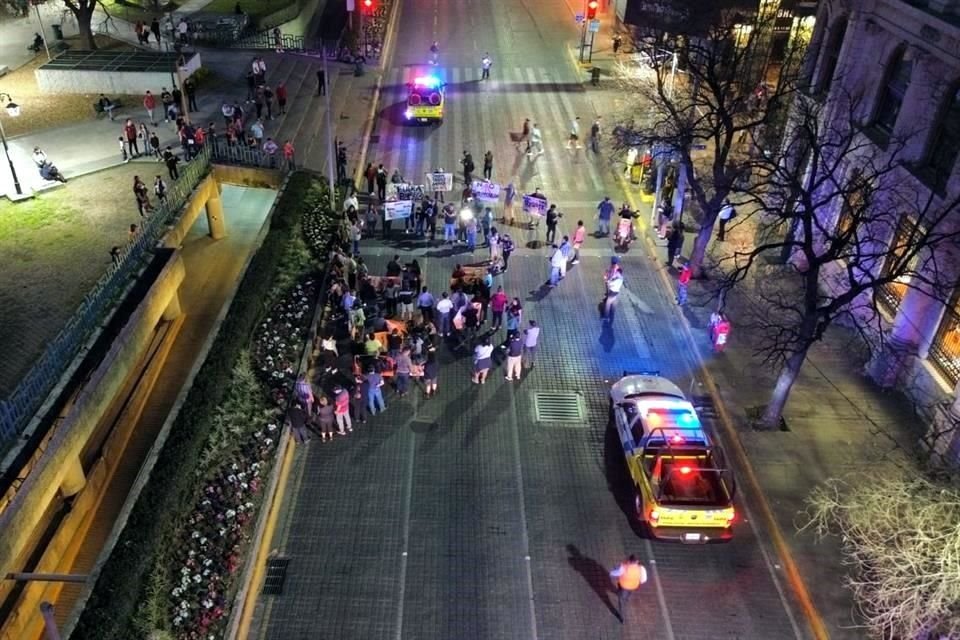 Tras marchar por Zuazua, tomaron la calle Padre Mier, escoltados por patrullas de Tránsito de Monterrey.