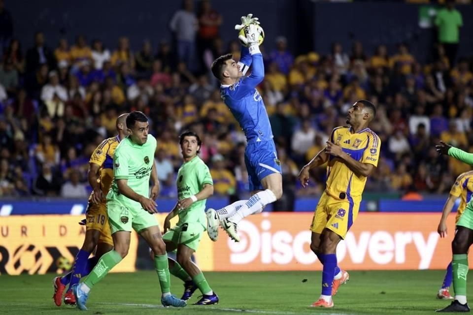 El arquero Sebastián Jurado se creció ante los Tigres.