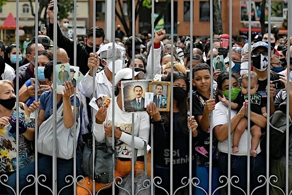 Fieles católicos esperan su ingreso a la Parroquia de la Candelaria, en Caracas, durante la beatificación del Dr. José Gregorio Hernández, el 30 de abril del 2021.