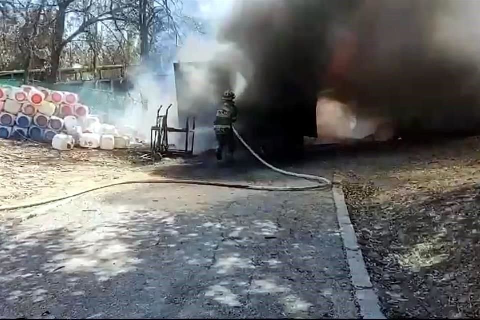 Autoridades mencionaron que se trataba de la basura acumulada en dos contenedores.