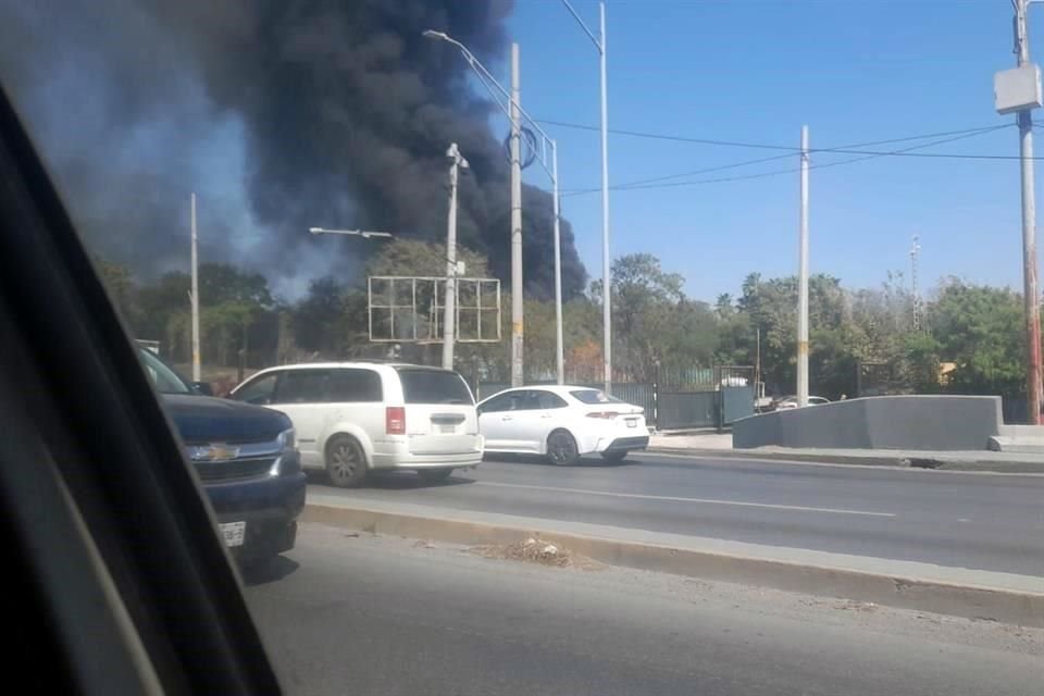 El siniestro se reportó cerca del cruce de la Avenida Constitución y Revolución.