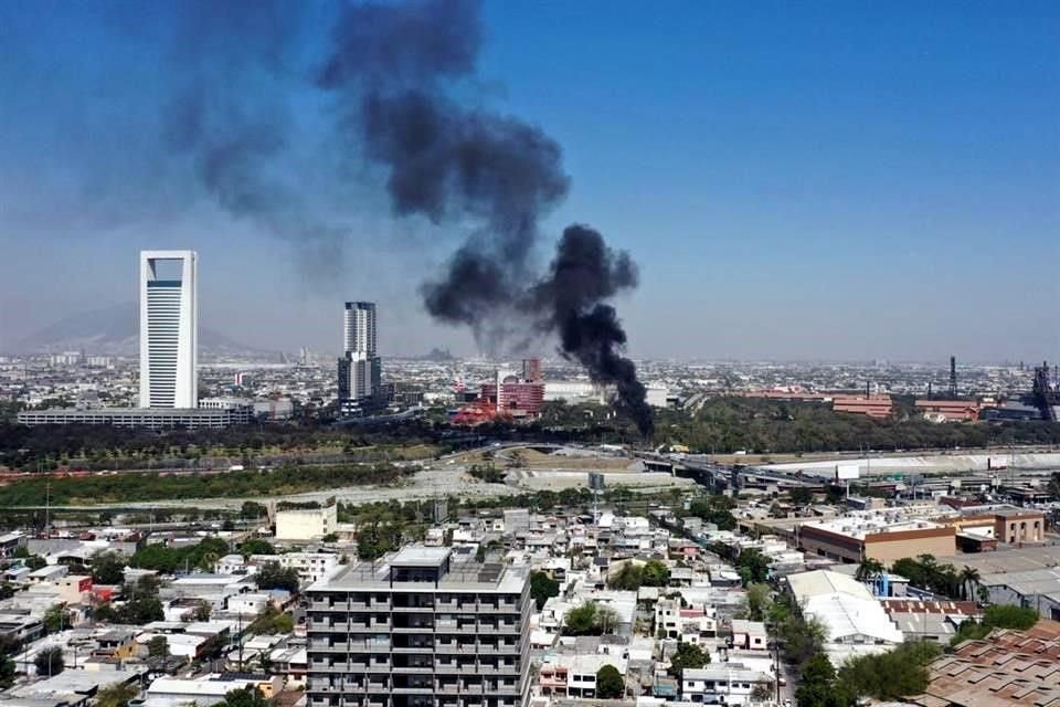 La columna de humo negro se pudo ver desde varios puntos alrededor del parque.