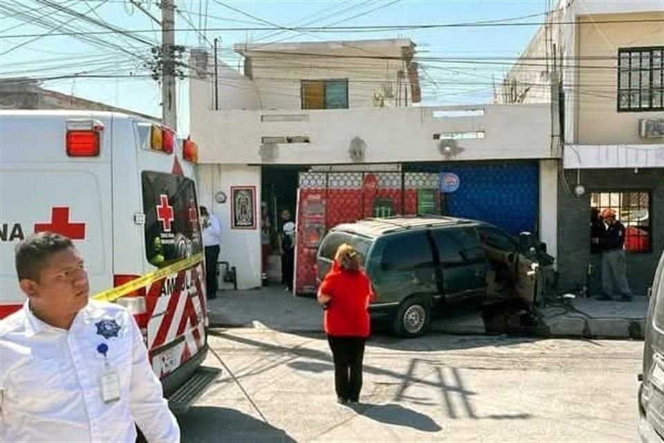 En el sitio, los paramédicos revisaron a dos personas, mencionando que una de ella había fallecido.