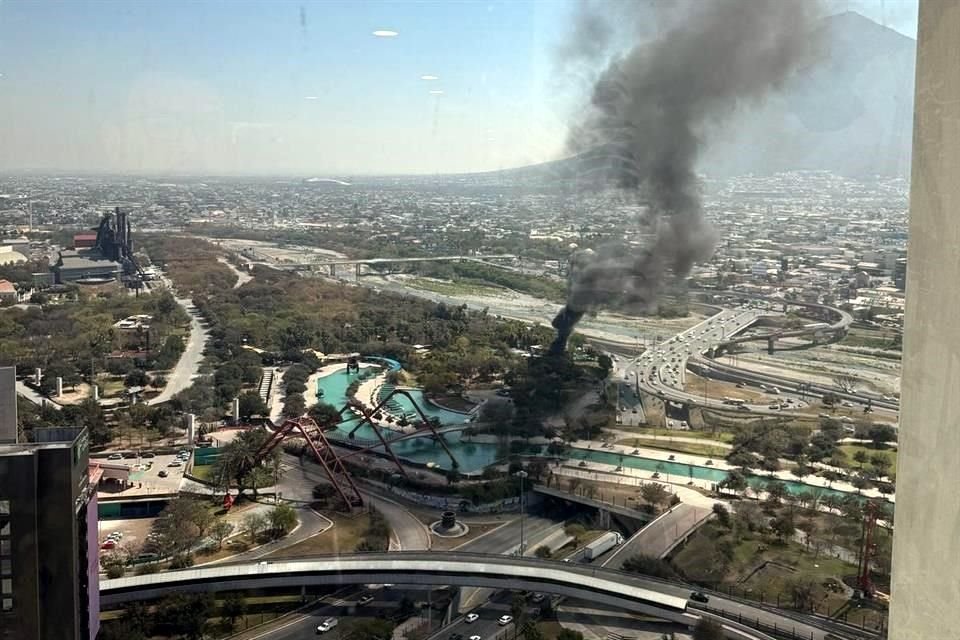 La columna de humo negro se pudo ver desde varios puntos alrededor del parque.