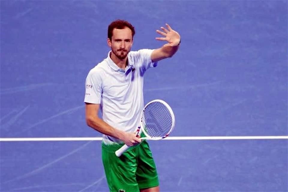 Daniil Medvedev logró avanzar, pero admitió que la pasó mal con el potente servicio del francés Giovanni Mpetshi Perricard.