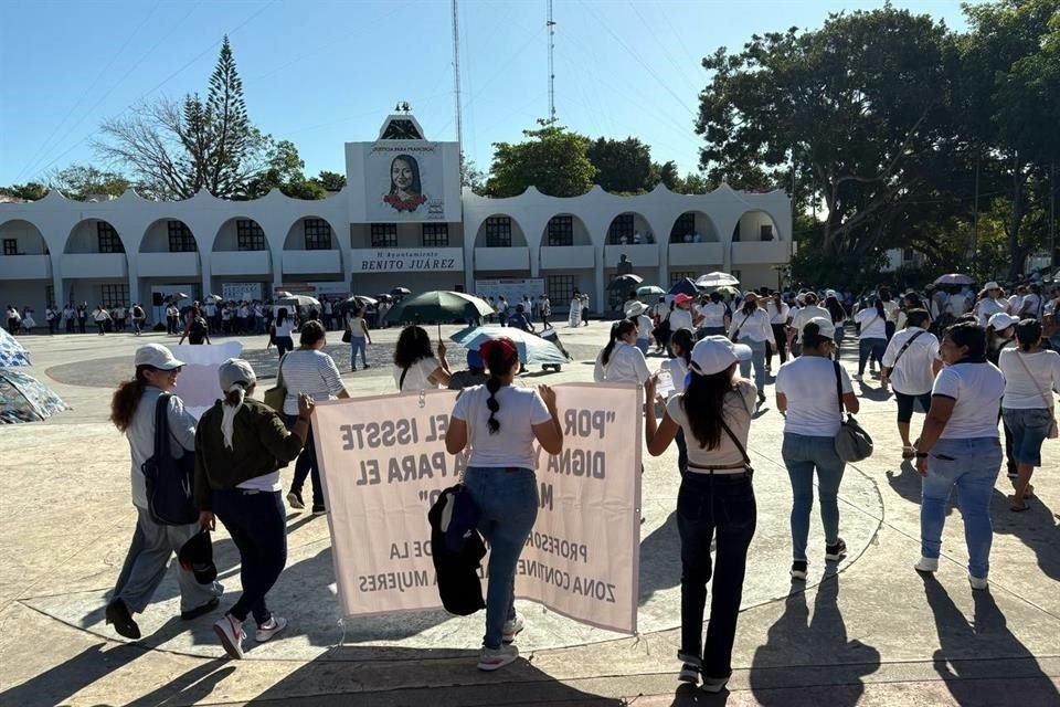 Maestros inconformes afuera del Palacio Municipal en Cancún.