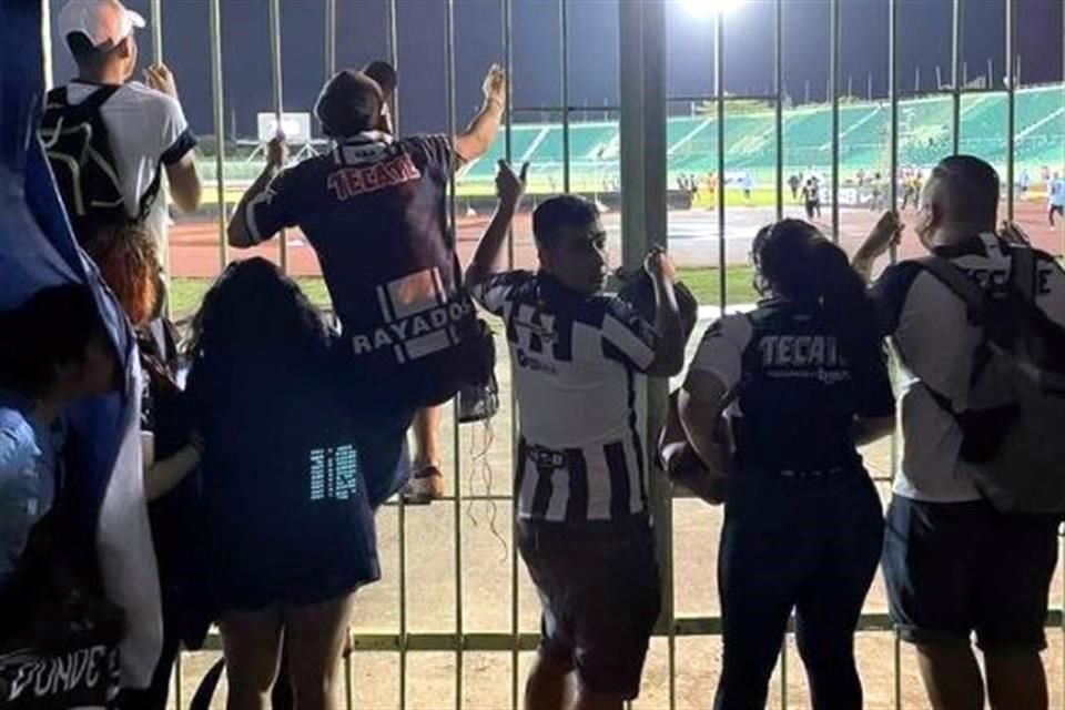 Así siguieron el partido los hinchas de Rayados.