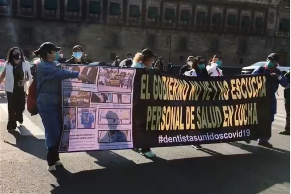 Los manifestantes se dijeron discriminados y aseguraron que no sólo eran ellos, sino personal médico del sector público que tampoco se ha vacunado por completo.