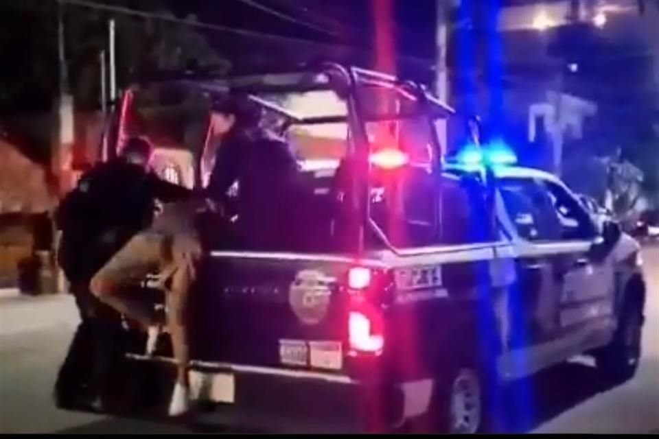 La víctima cae de espaldas en la carrocería de la unidad policiaca y ahí es jaloneado y golpeado a puñetazos por el policía.