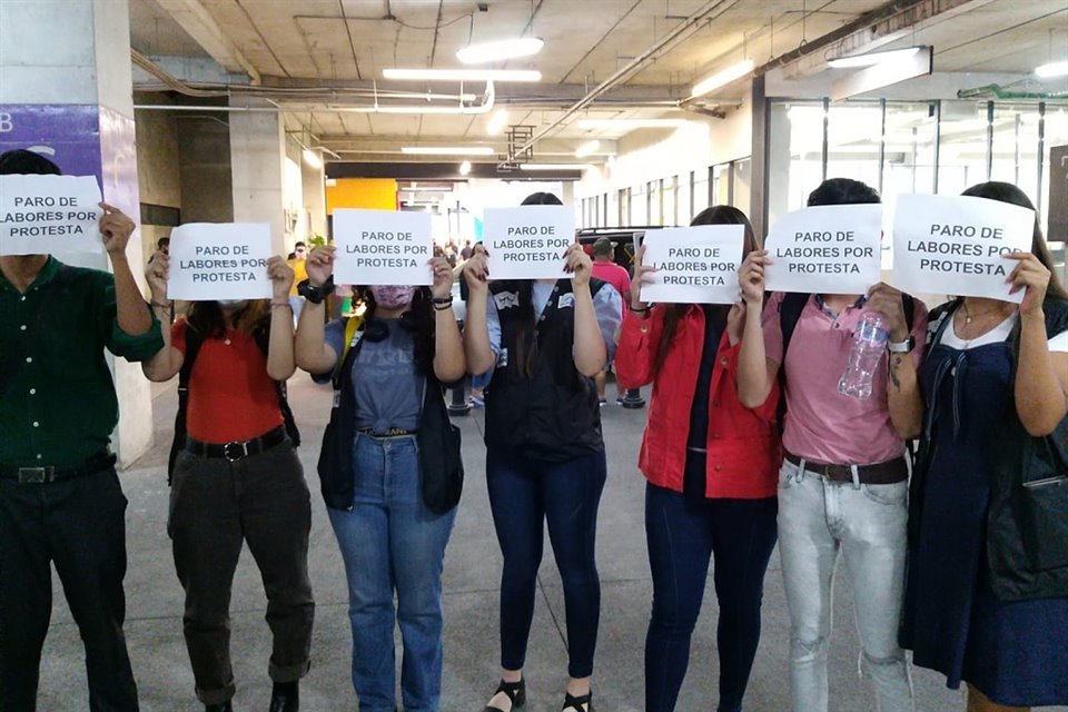 Los empleados horas antes colocaron letreros con la leyenda 'Paro de labores por protesta', después de recibir durante la semana lo que denuncian como tratos indignos.