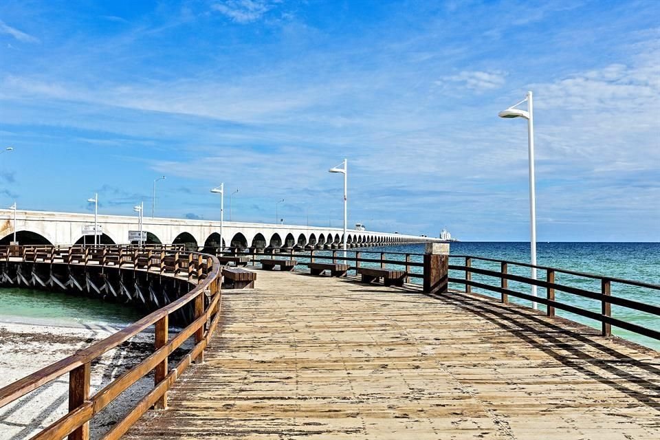 En el puerto de Progreso, el nivel del mar en varios espacios es tan poco profundo que los turistas pueden adentrarse por varios metros