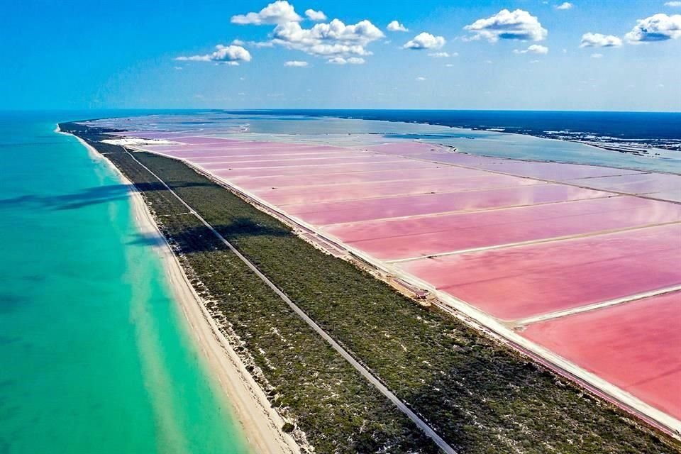 Imposible no deslumbrarse ante el intenso rosa de las lagunas, causado por la alta salinidad del agua y la presencia de ciertos microorganismos.