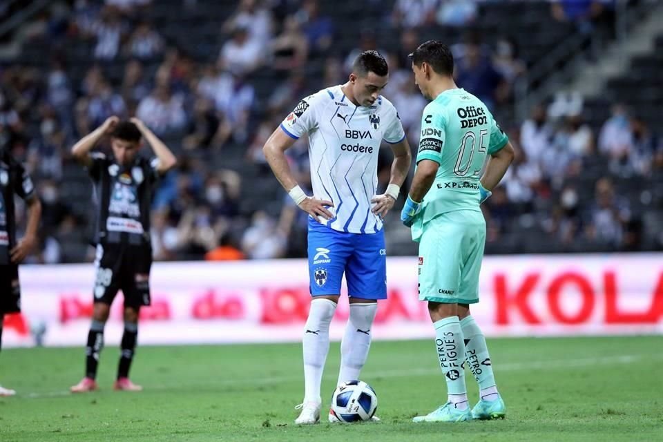 El encargado de cobrar sería Funes Mori, ante la expectante mirada de miles de seguidores en el BBVA. Óscar Ustari trató de poner nervioso al 'Mellizo'.