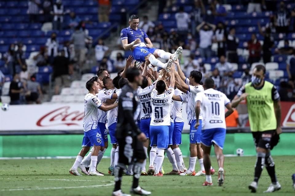 Los albiazules reconocieron al delantero argentino al finalizar el encuentro.
