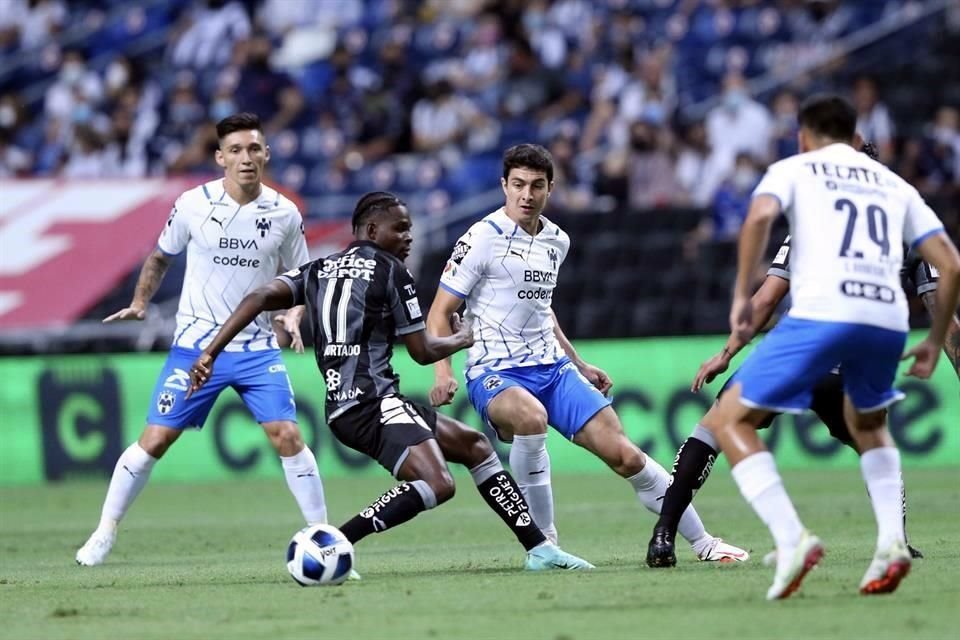 Avilés Hurtado, viejo conocido de la afición albiazul, fue abucheado en todo momento.
