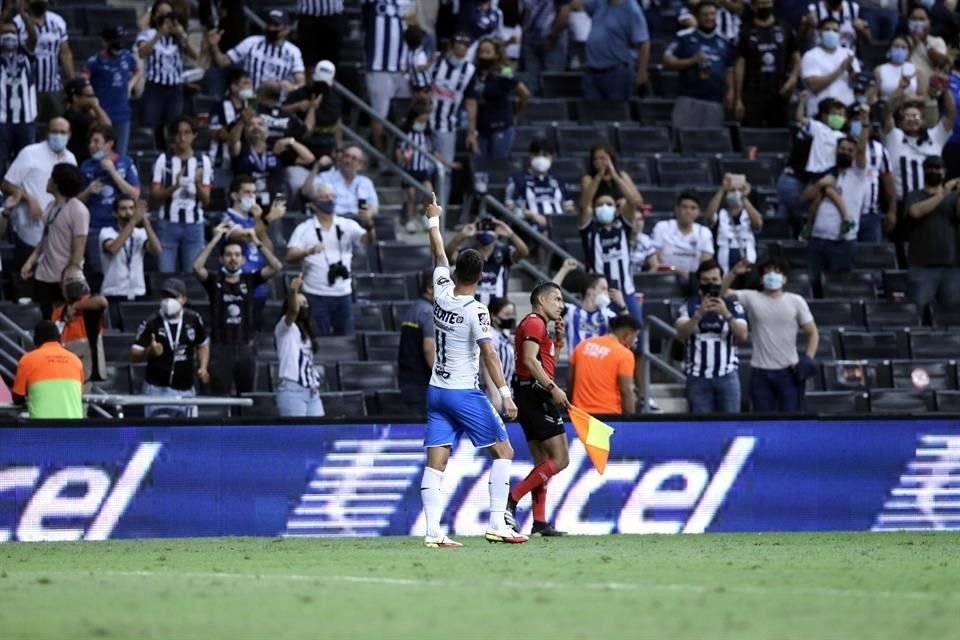 Así lo festejó el argentino con la afición.