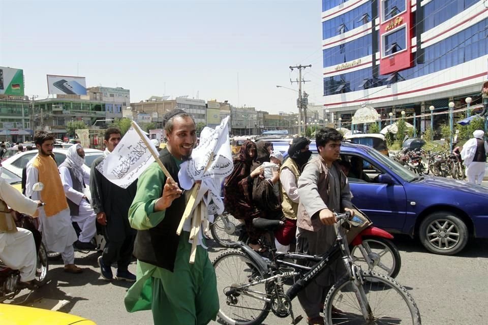 Un hombre vende banderas del Talibán en Herat, al oeste de Kabul.