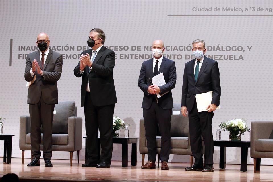 Jorge Rodríguez, representante del Gobierno de Venezuela, Marcelo Ebrard, Dag Nypander y Gerardo Blyde, representante del grupo opositor de Venezuela en la inauguración del proceso de negociación.