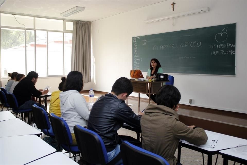 Un contribuyente puede deducir la colegiatura si es para él, su cónyuge, para sus padres o hijos. 