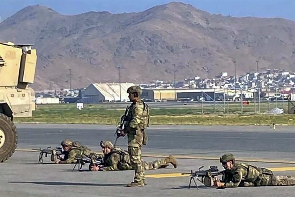 Soldados estadounidenses apostados en el aeropuerto de Kabul para asegurar el área.