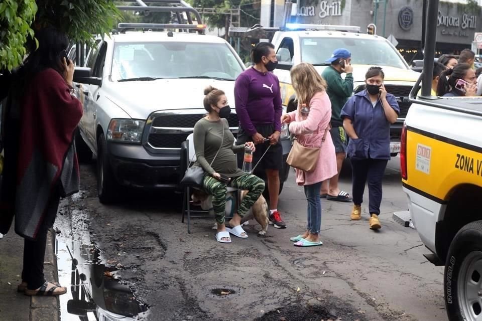 Los habitantes del edificio fueron evacuados y aguardan en el arroyo vehicular.