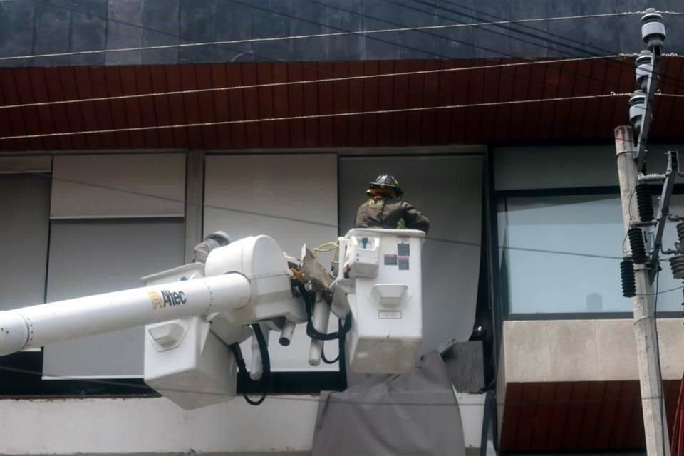 Bomberos trabajan en el sitio del siniestro.