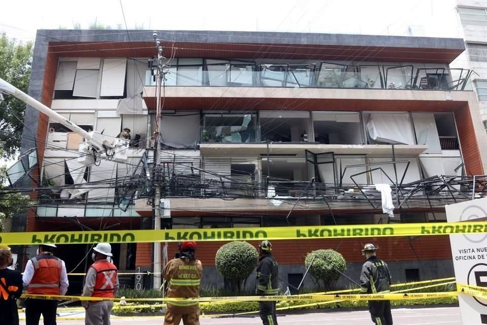 La zona del accidente se encuentra acordonada, dado que servicios de emergencia laboran allí.