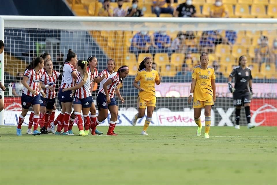 El San Luis sorprendió al ponerse adelante en el marcador al minuto 9, con anotación de Ana López.