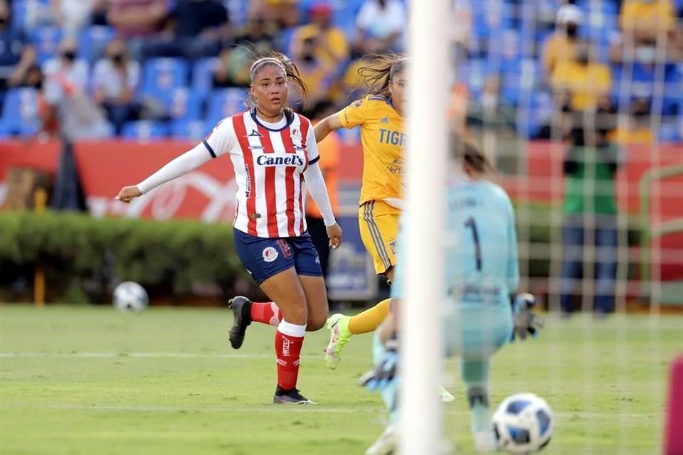 Después cayó el gol de Ovalle, quien mandó su disparo al arco por en medio de las piernas de la portera Stefani Jiménez.