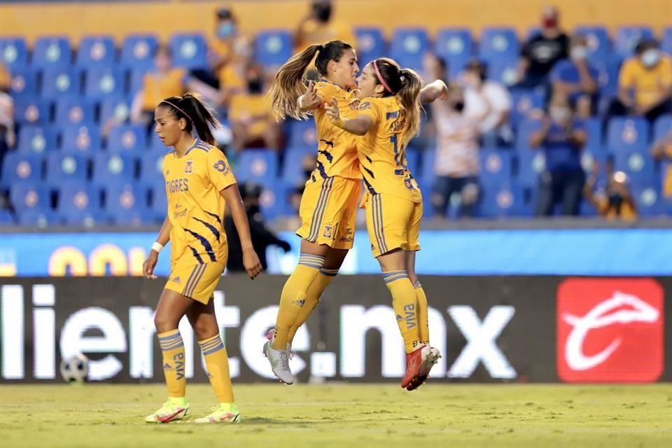 Katty anotó tres goles ante San Luis.