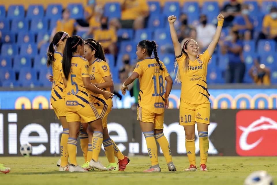 Katty anotó tres goles ante San Luis.