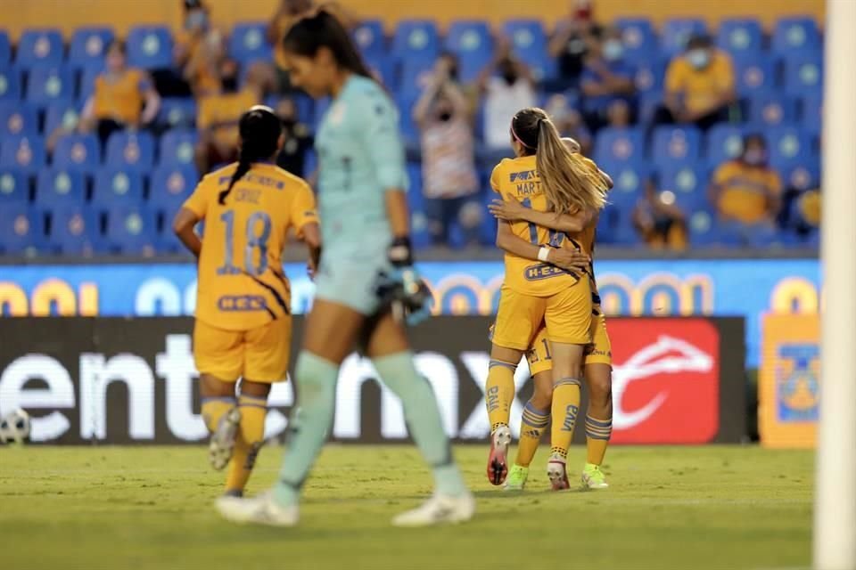 Katty anotó tres goles ante San Luis.