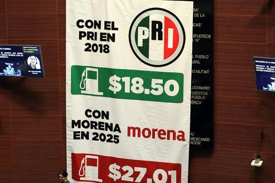 El PRI en el Senado colgó una manta con la que acusa a Morena de permitir el incremento en el precio de la gasolina.