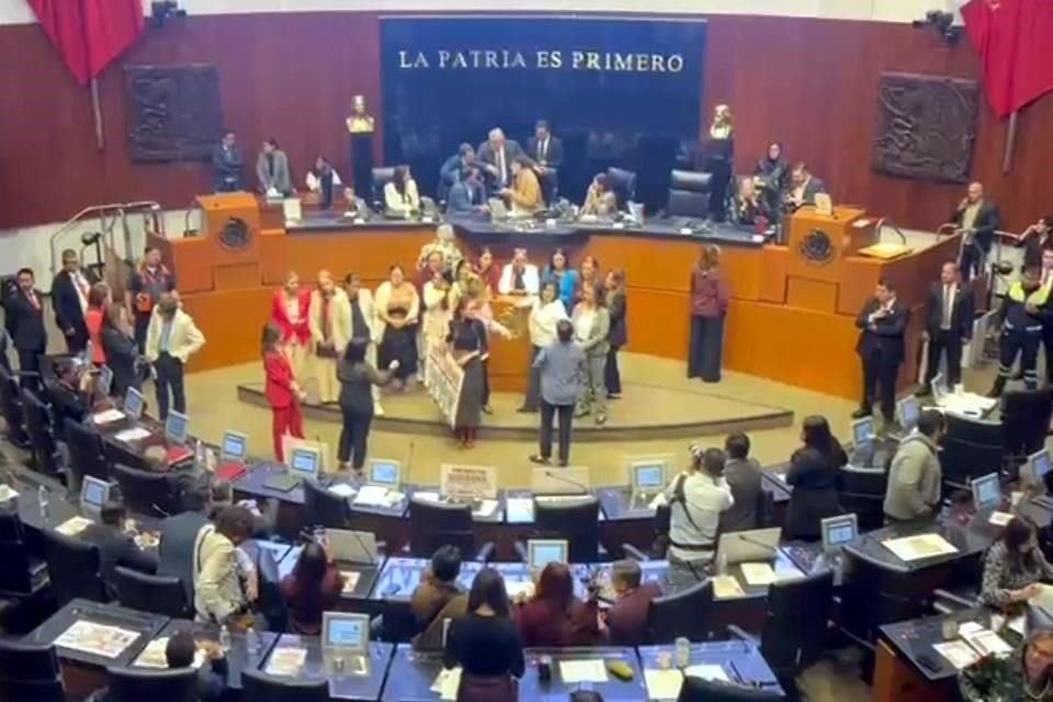 Tras el intercambio de acusaciones sobre la participación de morenistas en el crimen organizado, el Presidente del Senado, Gerardo Fernández Noroña, decretó un receso.