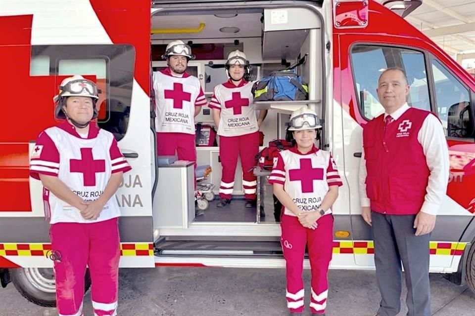 Rogelio Ayala García (der.), director de la Cruz Roja en Nuevo León, con un equipo de paramédicos en una de las nuevas ambulancias.