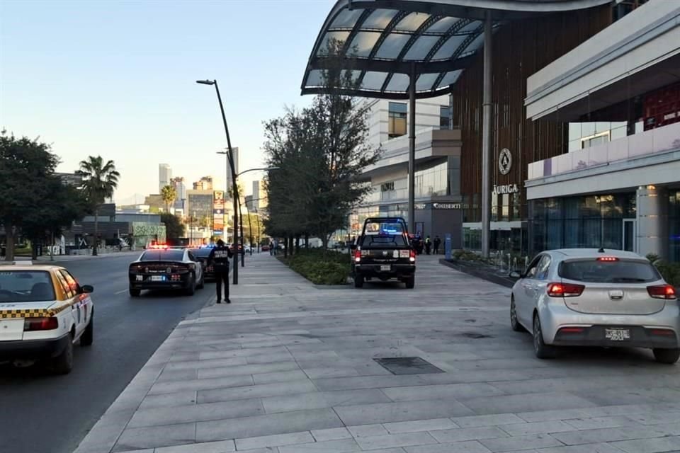 Fueron los guardias de la plaza comercial que reportaron la presencia de la camioneta.