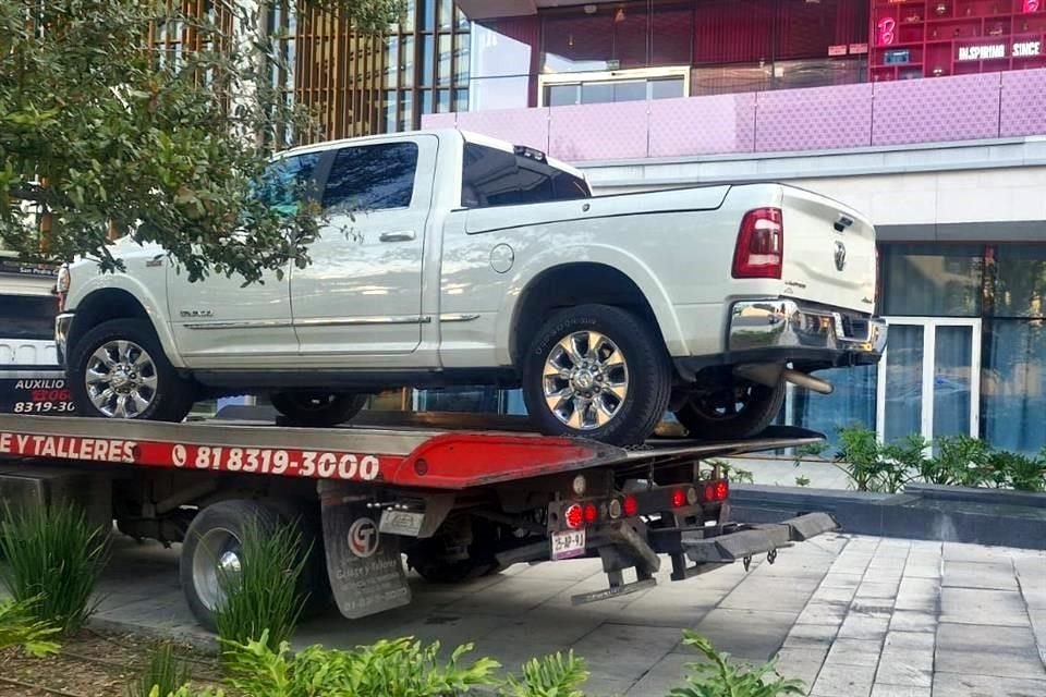 Fueron los guardias de la plaza comercial que reportaron la presencia de la camioneta.