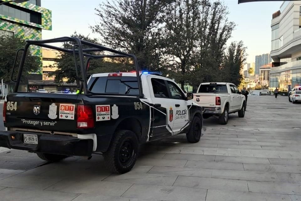 Fueron los guardias de la plaza comercial que reportaron la presencia de la camioneta.