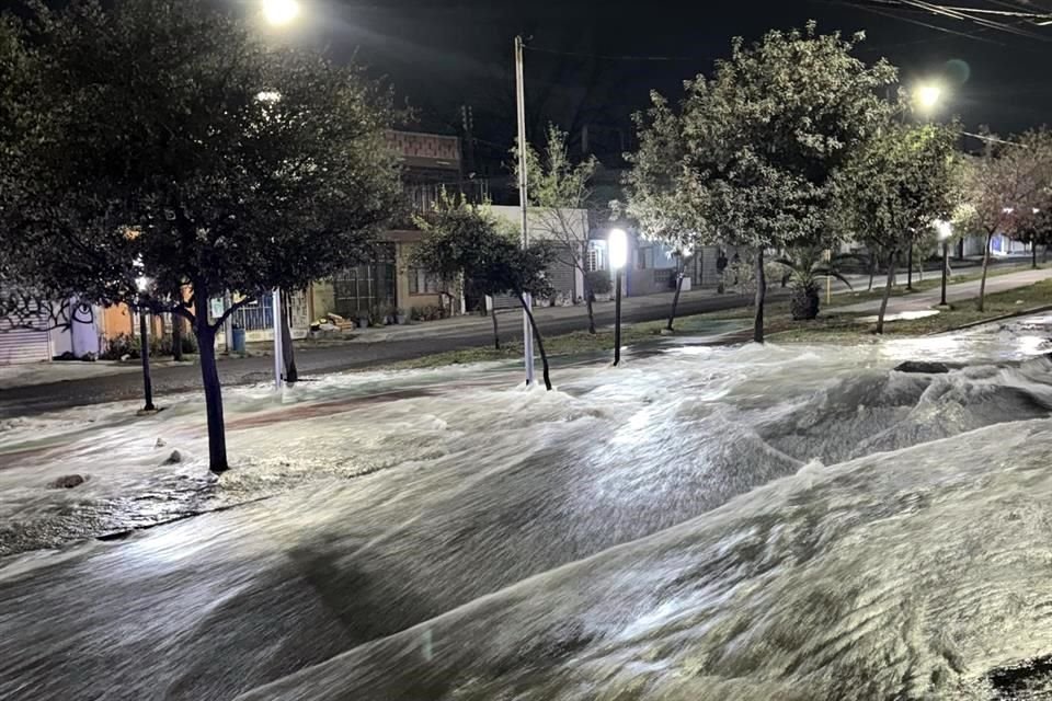 Vecinos grabaron el momento en el que calles y avenidas quedaron inundadas por la fuga.