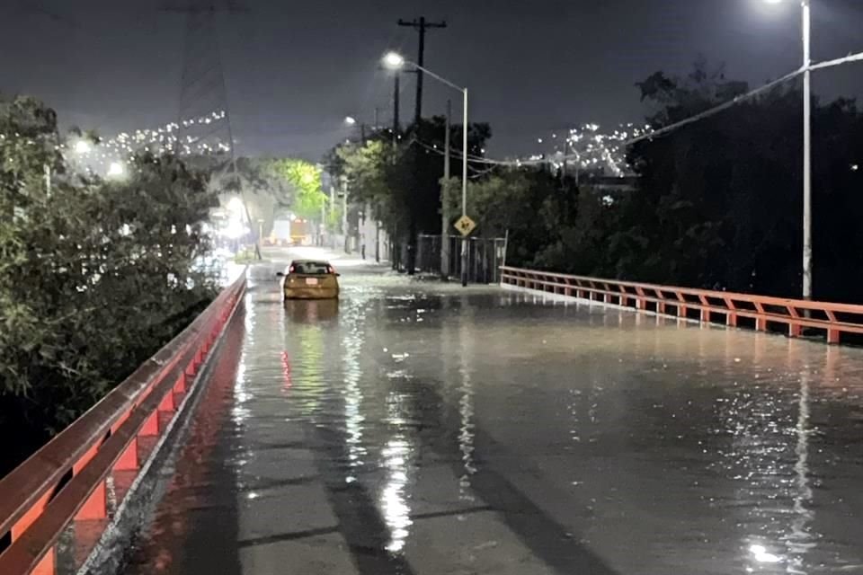 Vecinos grabaron el momento en el que calles y avenidas quedaron inundadas por la fuga.